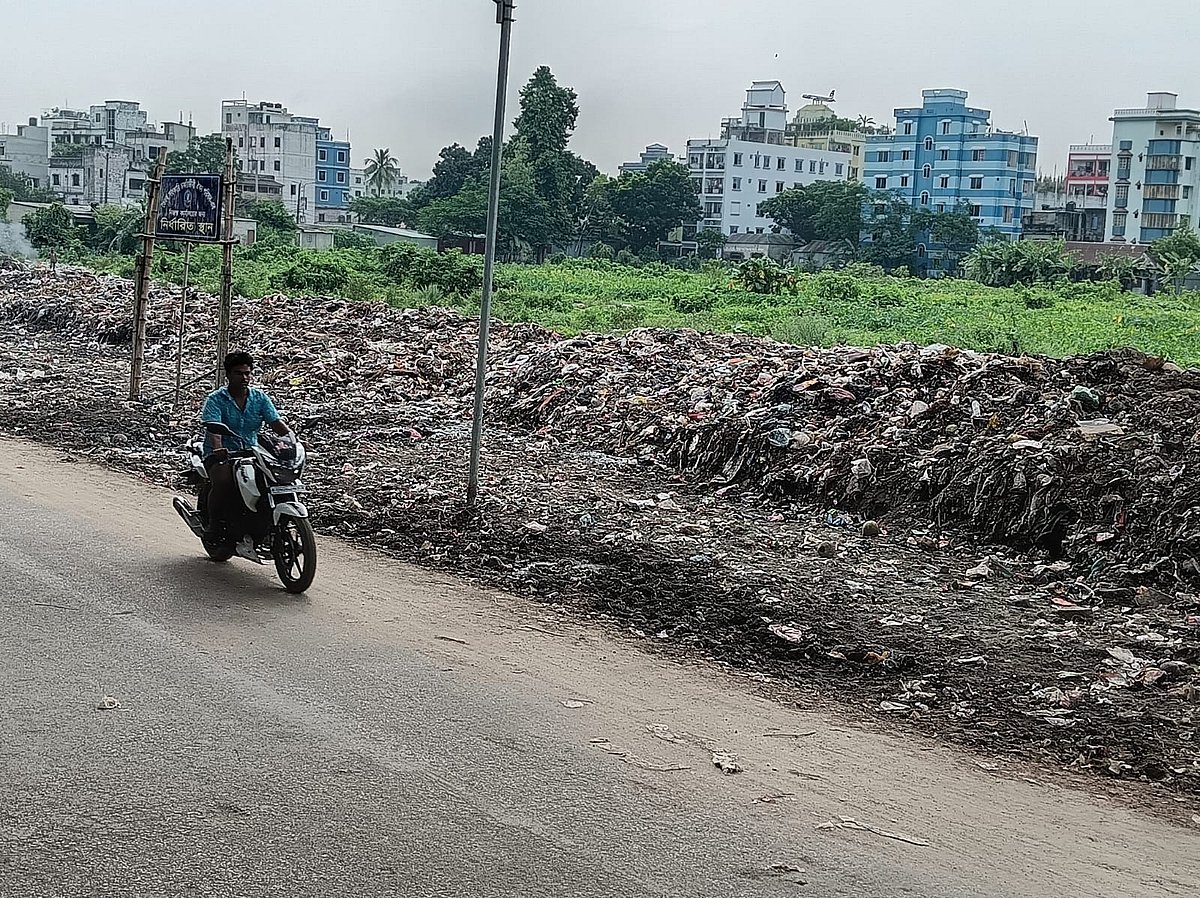 উপদেষ্টা মুহাম্মদ ফাওজুল কবির খান চলে যাওয়ার কয়েক ঘণ্টার মধ্যে সরিয়ে নেওয়া হয় আবর্জনা ঢাকার রঙিন কাপড়। আজ বৃহস্পতিবার দুপুরে কিশোরগঞ্জের ভৈরব জংশন স্টেশন সড়কে