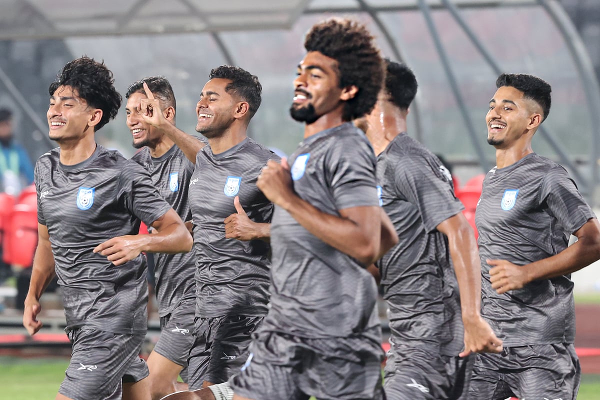 বাংলাদেশ দলের অনুশীলনে হামজা চৌধুরী। কাল ঢাকা জাতীয় স্টেডিয়ামে
