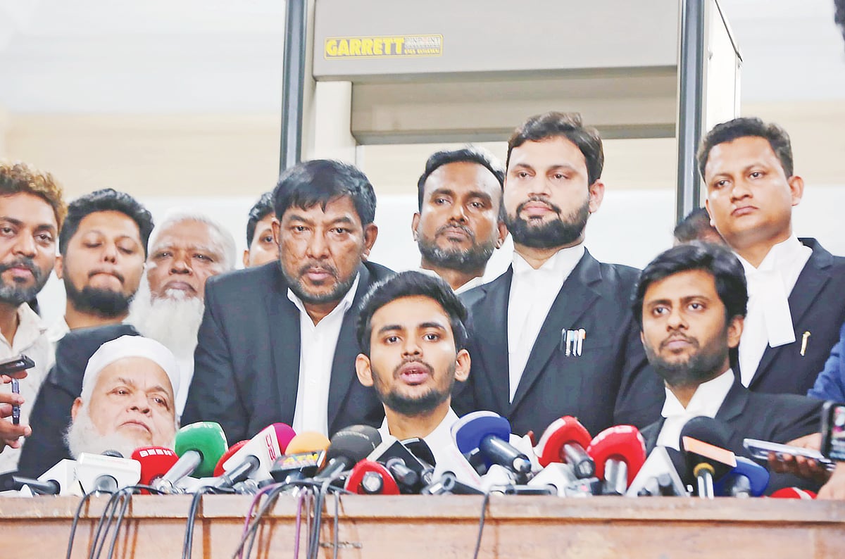 আন্তর্জাতিক অপরাধ ট্রাইব্যুনাল-১–এ জবানবন্দি শেষে সাংবাদিকদের সঙ্গে কথা বলেন উপদেষ্টা আসিফ মাহমুদ। গতকাল বিকেলে ট্রাইব্যুনাল প্রাঙ্গণে