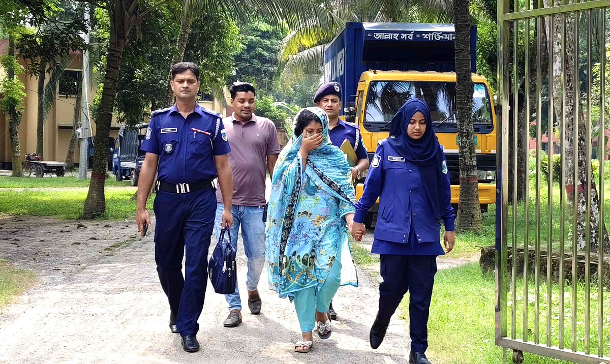 নাটোরের বড়াইগ্রামের বনপাড়া পৌরসভার বাসিন্দা মমতাজ বেগমকে খুন করার অভিযোগে গ্রেপ্তার ফাউজিয়া খাতুনকে আজ থানা থেকে আদালতে হাজির করা হয়। বৃহস্পতিবার বিকেলে