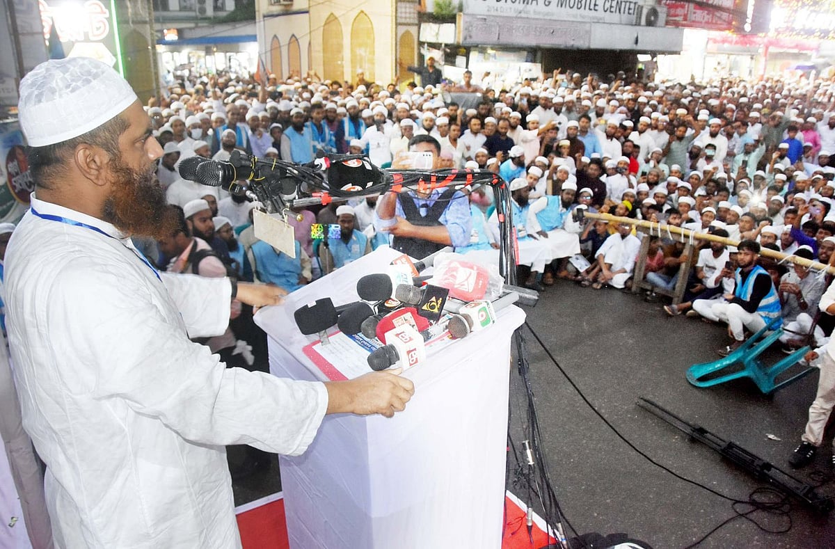 নারায়ণগঞ্জ শহরের ডিআইটি চত্বরে খেলাফত মজলিস আয়োজিত সমাবেশে বক্তব্য দিচ্ছেন দলটির আমির মামুনুল হক। শুক্রবার বিকেলে