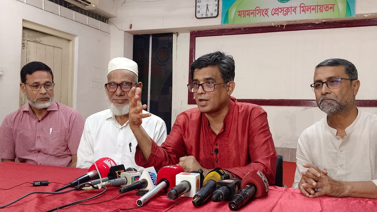 ময়মনসিংহ প্রেসক্লাবে সাংবাদিকদের সঙ্গে মতবিনিময় করেন প্রধান উপদেষ্টার প্রেস সচিব শফিকুল আলম। শুক্রবার সন্ধ্যায়