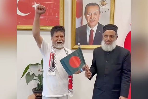 তুরস্কের ইস্তাম্বুলে শহিদুল আলম। ইসরায়েলের কারাগার থেকে মুক্ত হয়ে আজ তুরস্কে পৌঁছেছেন তিনি