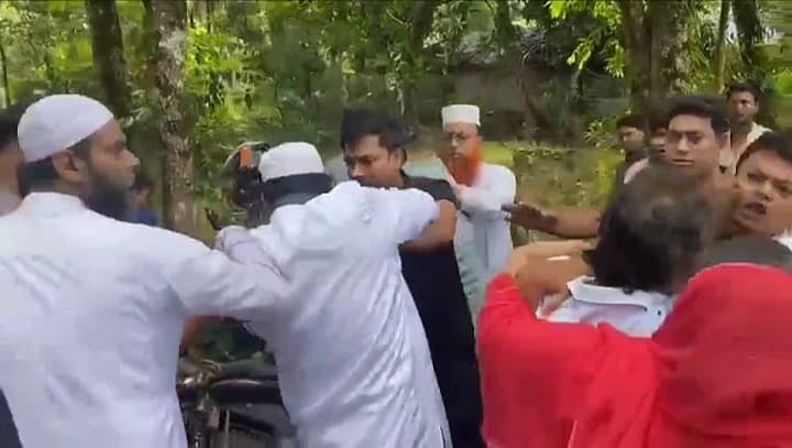 মায়ের লাশ সামনে রেখে সম্পত্তির ভাগ নিয়ে দুই ভাইয়ের মধ্যে হাতাহাতি। গতকাল সকালে নোয়াখালীর কোম্পানীগঞ্জ উপজেলার সিরাজপুর ইউনিয়নে