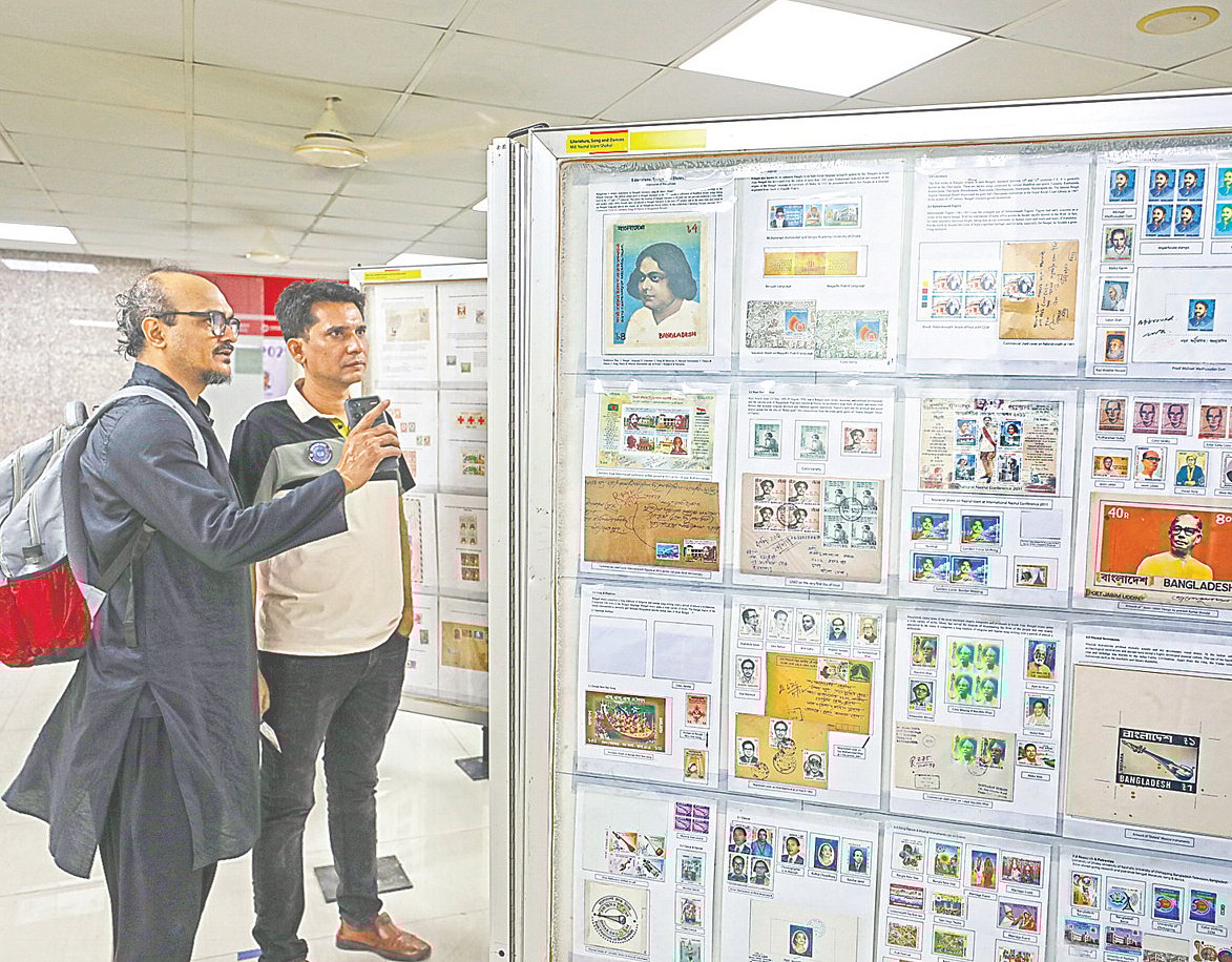 ডাকটিকিট প্রদর্শনীতে দর্শকেরা। গতকাল রাজধানীর আগারগাঁওয়ে ডাক ভবনে