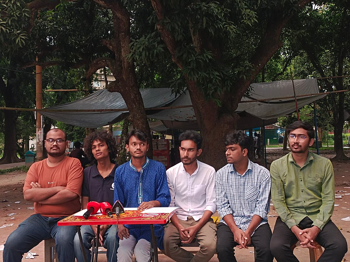 ‘গণতান্ত্রিক শিক্ষার্থী পর্ষদ’–এর সংবাদ সম্মেলন। শুক্রবার সন্ধ্যায় রাজশাহী বিশ্ববিদ্যালয়ের পরিবহন মার্কেটে