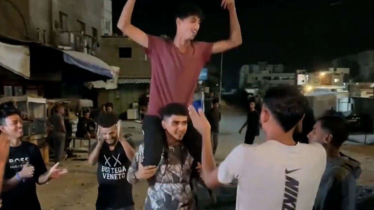 যুদ্ধবিরতির খবরে রাস্তায় নেমে উচ্ছ্বাস ফিলিস্তিনিদের, আছে শঙ্কাও