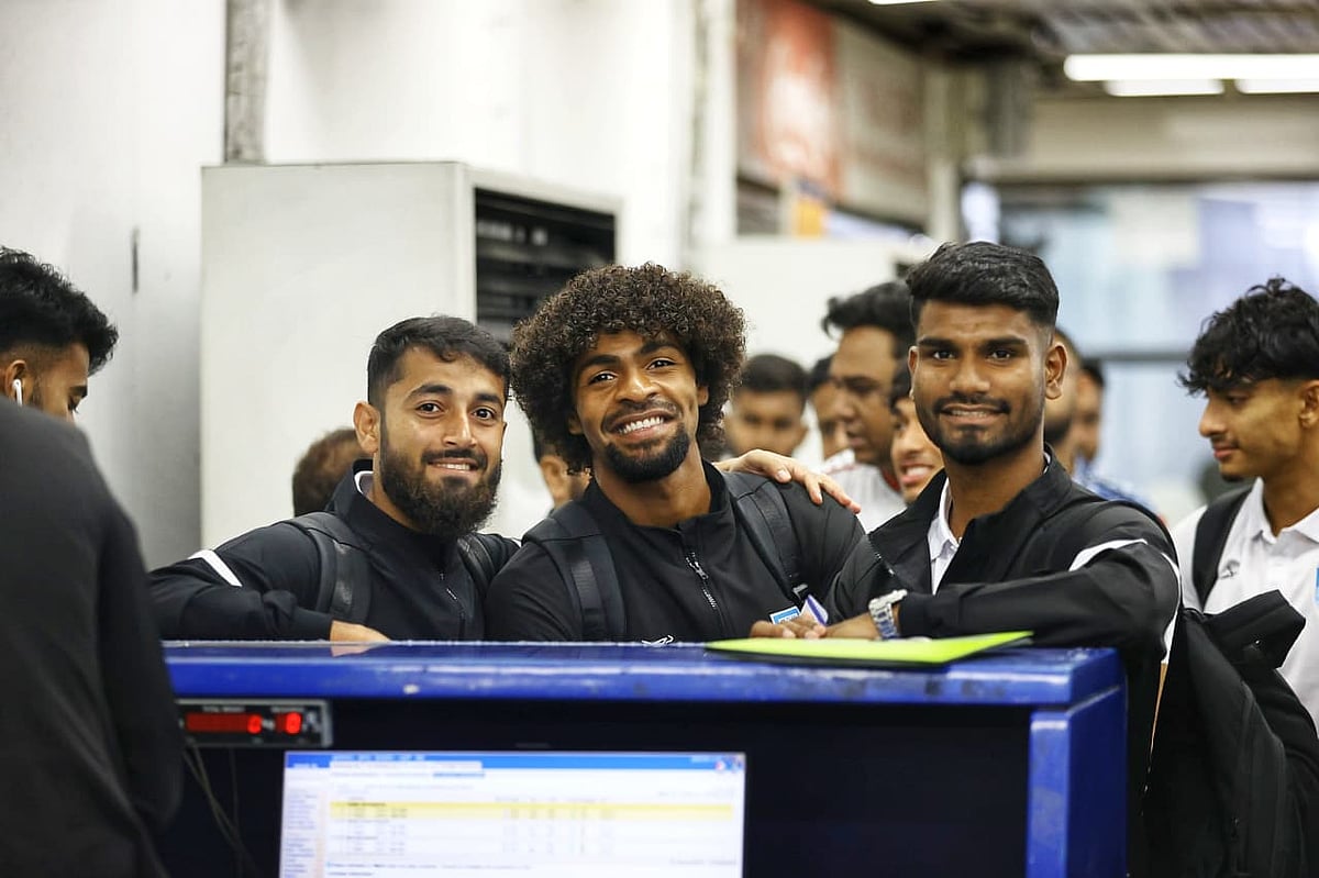 এবার হংকংয়ের অতিথি হামজারা। গত পরশু ঢাকার জাতীয় স্টেডিয়ামে শেষ মুহূর্তের গোলে হংকংয়ের কাছে হেরে গেছে বাংলাদেশ। একই দলের বিপক্ষে এশিয়ান কাপ বাছাইয়ে বাংলাদেশের ফিরতি ম্যাচটি আগামী মঙ্গলবার। সে ম্যাচের জন্য গতকাল ঢাকা ছেড়েছেন রহমত মিয়া, হামজা চৌধুরী, সোহেল রানা জুনিয়র, জায়ান আহমেদরা (বাঁ থেকে)