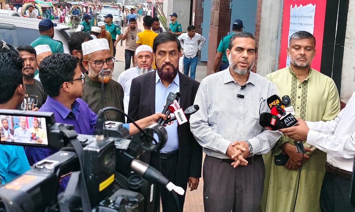 ঢাকা-সিলেট মহাসড়কের কাজ দ্রুত শেষ করাসহ বিভিন্ন দাবিতে সড়ক উপদেষ্টার সঙ্গে বৈঠকের পর সাংবাদিকদের সঙ্গে কথা বলে জামায়াতের প্রতিনিধিদল। গতকাল বৃহস্পতিবার সচিবালয়ে