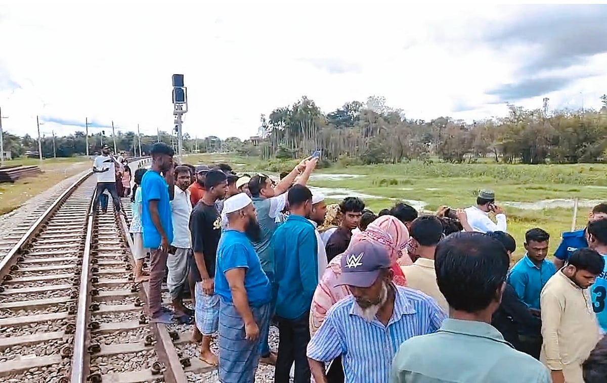 কক্সবাজার শহরতলীর লিংক রোড এলাকায় রেললাইনের পাশে পড়ে থাকা লাশ দেখতে মানুষের ভিড়। আজ বেলা ১১টায়