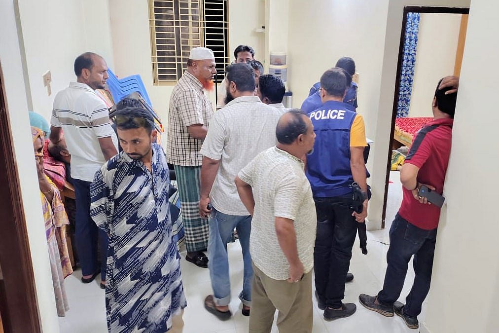 মা–মেয়েকে গলা কেটে হত্যার খবর পেয়ে লাশ উদ্ধার করে পুলিশ। গতকাল রাতে