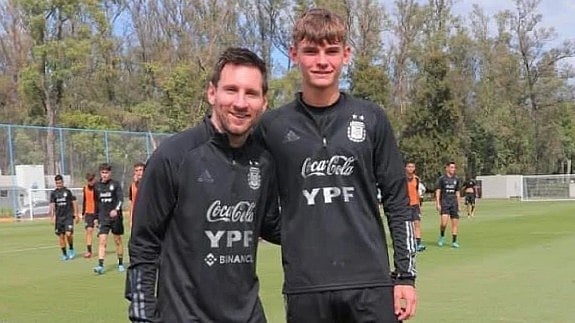 লিওনেল মেসি ও নিকো পাজ। আর্জেন্টিনা দলের অনুশীলনে