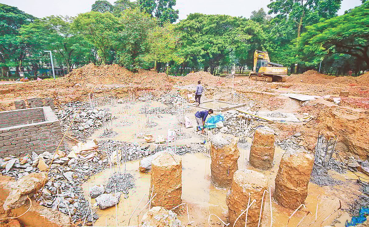 রাজধানীর ওসমানী উদ্যানে স্মৃতিস্তম্ভ নির্মাণের জন্য সবুজ ধ্বংস করে পাইলিং করা হয়েছে। এখন মাটি খুঁড়ে বাকি অবকাঠামো নির্মাণের কাজ চলছে