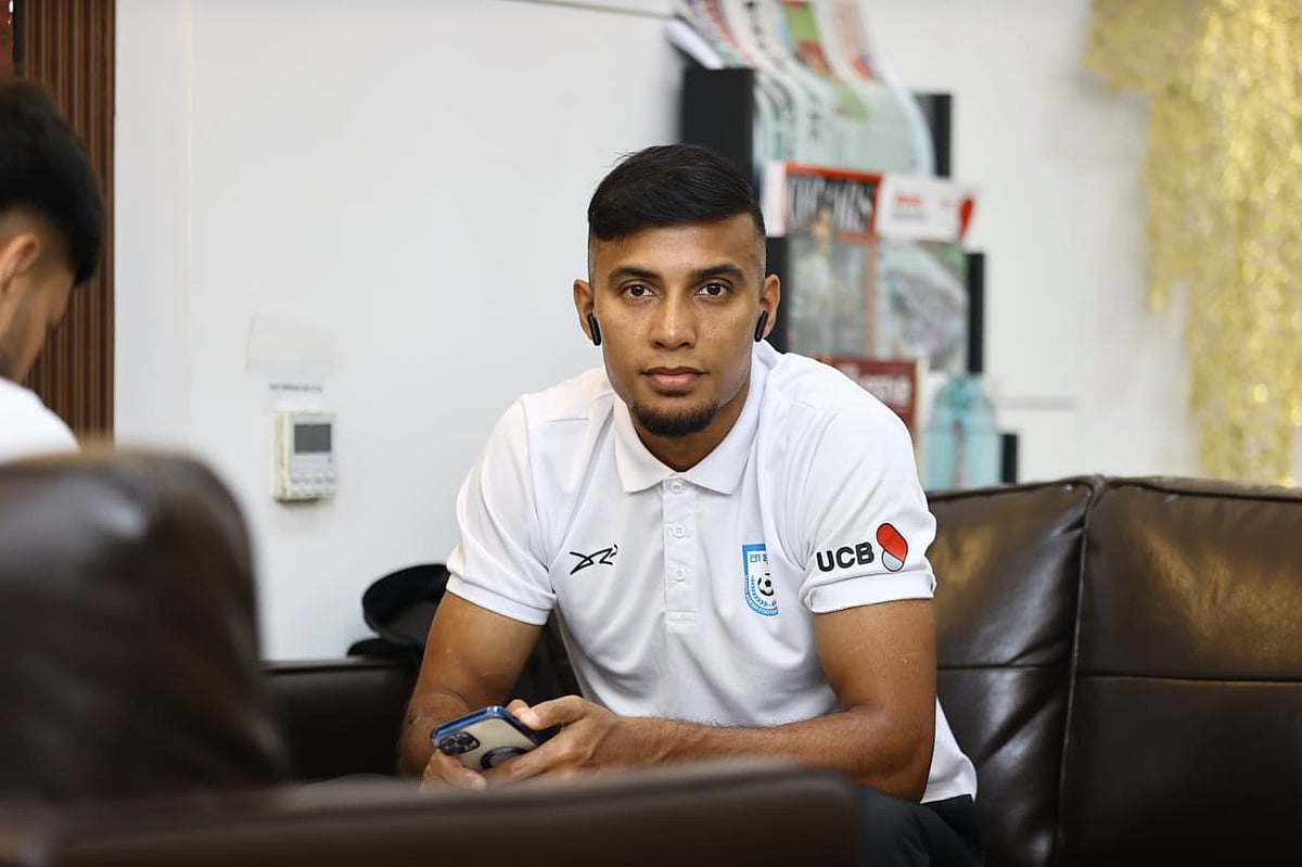 হংকংয়ের উদ্দেশে ঢাকা ছাড়ার আগে বাংলাদেশ অধিনায়ক জামাল ভূঁইয়া