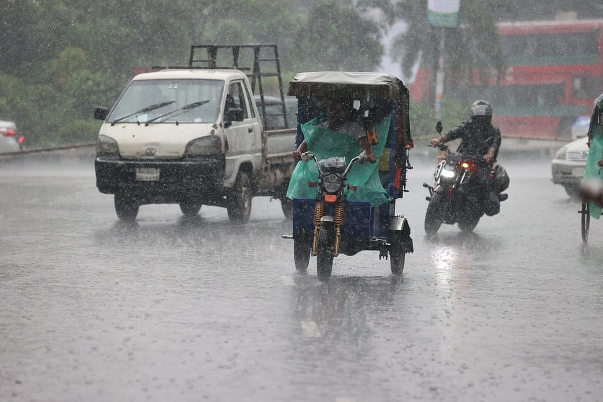 রাজধানীতে মুষলধারে বৃষ্টি, এর মধ্যে চলছে যানবাহন। খামারবাড়ি, ঢাকা