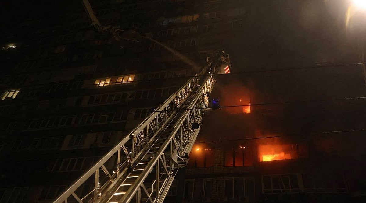 গতকাল বৃহস্পতিবার রাতে রুশ বাহিনীর হামলায় ইউক্রেনের রাজধানী কিয়েভের একটি ভবনে আগুন ধরে যায়। আগুন নেভানোর কাজ করছেন অগ্নিনির্বাপকেরা