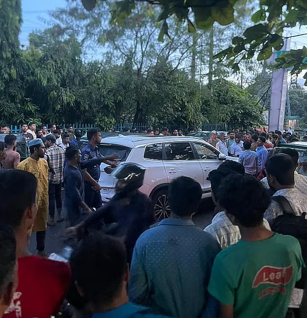 সাদা গাড়িটিতে করে রাউজান থেকে চট্টগ্রাম নগরে ফিরছিলেন আব্দুল হাকিম। পথে হাটহাজারীর মদুনাঘাটে গাড়ি লক্ষ করে গুলি করে সন্ত্রাসীরা