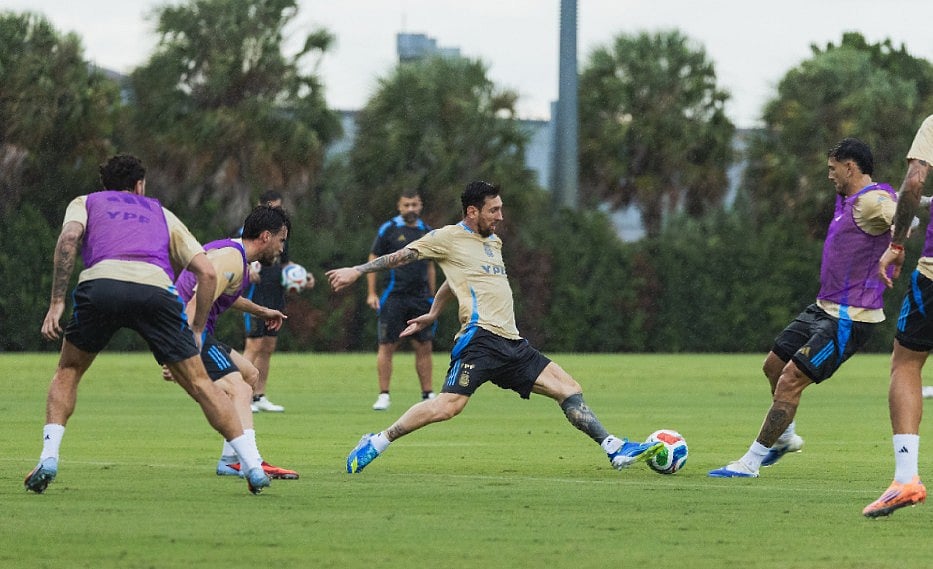 আর্জেন্টিনার অনুশীলনে লিওনেল মেসি