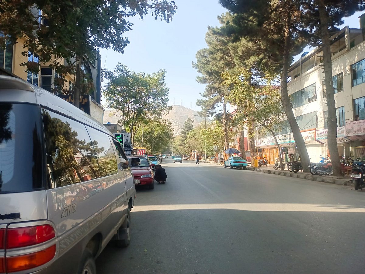 আফগানিস্তানের রাজধানী কাবুলের শেরে নাও এলাকার রাস্তাঘাট একেবারে ফাঁকা। তবে এর সঙ্গে পাকিস্তানের হামলার কোনো সম্পর্ক নেই। ১০ অক্টোবর ২০২৫, কাবুল