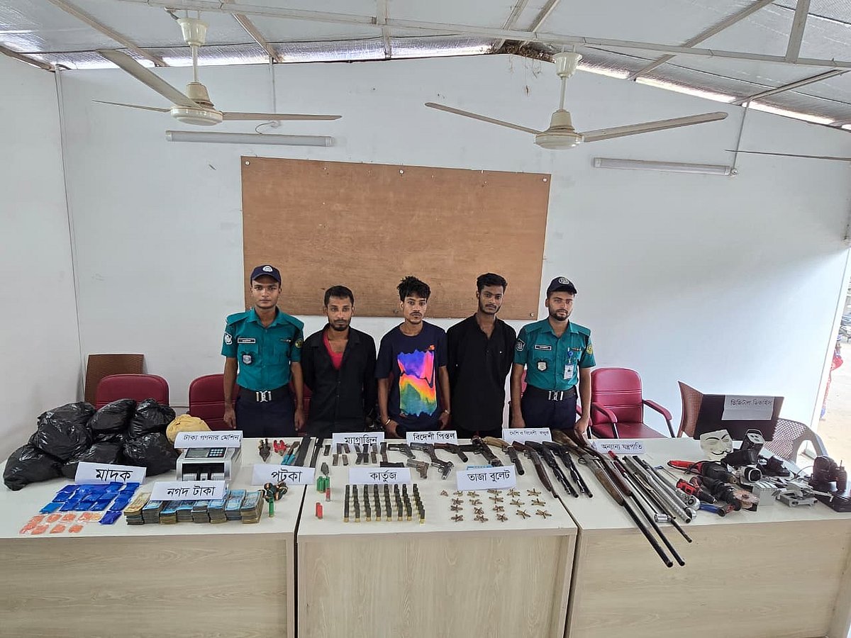 চট্টগ্রাম নগরে ‘সন্ত্রাসী’ শহীদুল ইসলামের তিন সহযোগীর কাছ থেকে উদ্ধার অস্ত্র, টাকা গণনার যন্ত্রসহ বিভিন্ন সরঞ্জাম