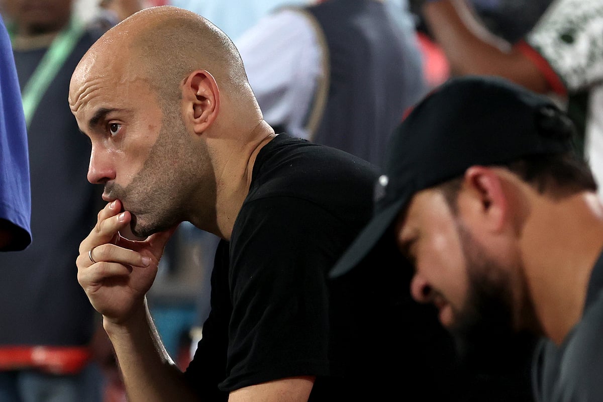 ডাগআউটে চিন্তিত বাংলাদেশ ফুটবল দলের কোচ হাভিয়ের কাবরেরা