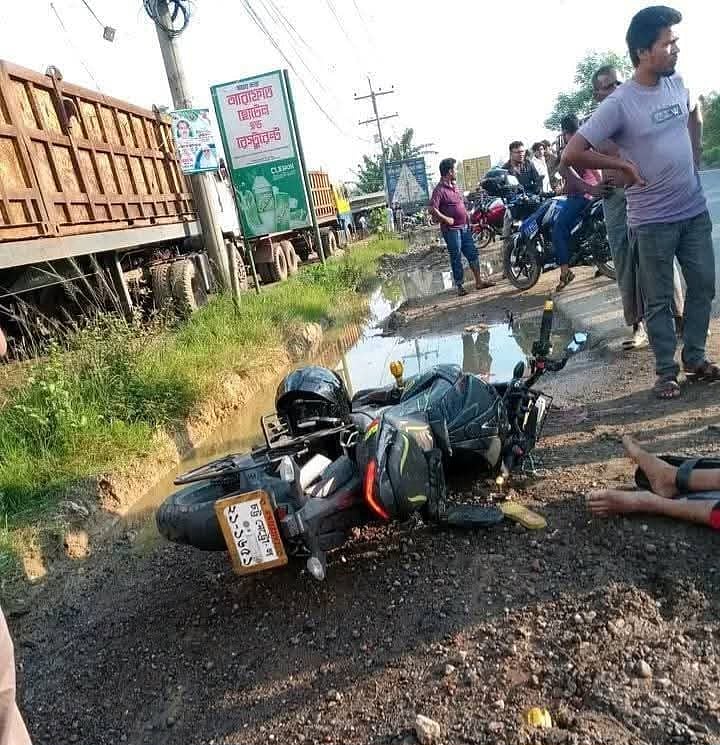 মিরসরাইয়ে দুর্ঘটনাকবলিত মোটরসাইকেল