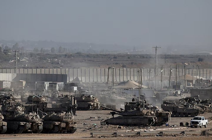 ইসরায়েল সরকার হামাসের সঙ্গে যুদ্ধবিরতির প্রথম ধাপ অনুমোদন করার পর সামরিক যানের পাশে দাঁড়িয়ে আছেন ইসরায়েলি সেনারা। ১০ অক্টোবর, ২০২৫