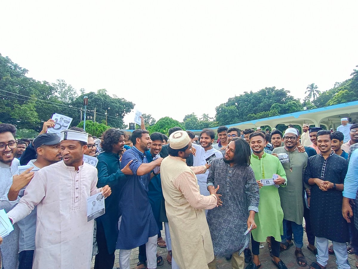 জুমার নামাজ শেষে প্রার্থীরা একে অপরের সঙ্গে জড়িয়ে ধরে ও হাত মিলিয়ে কুশল বিনিময় করেন। আজ শুক্রবার রাজশাহী বিশ্ববিদ্যালয়ের কেন্দ্রীয় মসজিদ প্রাঙ্গণে