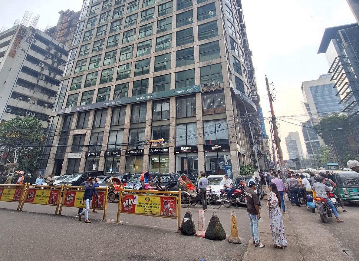 ইকবাল সেন্টারে আড়াই দশক ধরে প্রিমিয়ার ব্যাংকের প্রধান কার্যালয়। ২২তলা ভবনের সিংহভাগ ফ্লোর নিয়েই প্রিমিয়ার ব্যাংকের প্রধান কার্যালয় পরিচালিত হচ্ছে। রাজধানীর বনানীর কামাল আতাতুর্ক অ্যাভিনিউয়ে