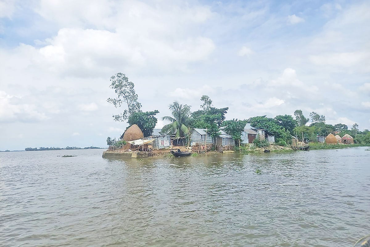 সুনামগঞ্জের তাহিরপুর উপজেলার উত্তর শ্রীপুর ইউনিয়নের মুঝরাই গ্রাম। সম্প্রতি কয়েকটি পরিবার কাজের খোঁজে এ গ্রাম ছেড়েছে