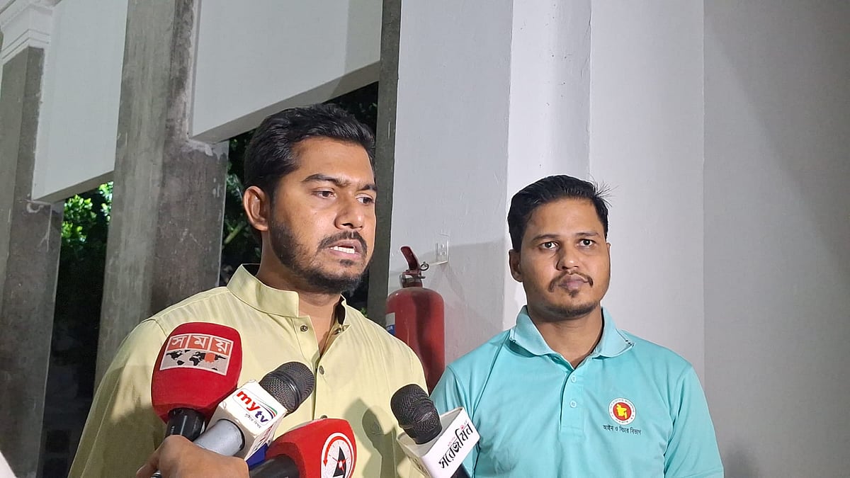 সুপ্রিম কোর্টের কনফারেন্স কক্ষের সামনে সাংবাদিকদের সঙ্গে কথা বলেন গণ অধিকার পরিষদের সভাপতি নুরুল হক। ঢাকা, ১১ অক্টোবর