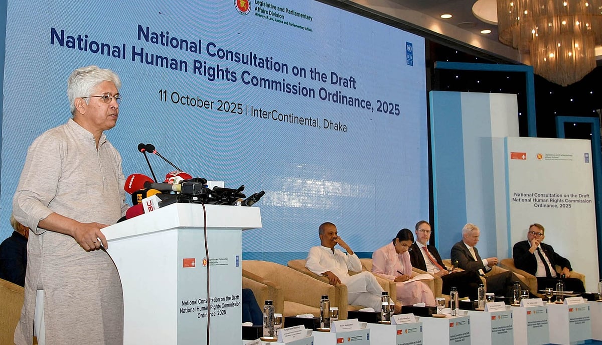 শিল্প উপদেষ্টা আদিলুর রহমান খান আজ শনিবার রাজধানীর একটি হোটেলে ‘খসড়া জাতীয় মানবাধিকার কমিশন অধ্যাদেশ ২০২৫’ শীর্ষক জাতীয় পরামর্শ সভায় বক্তব্য রাখেন