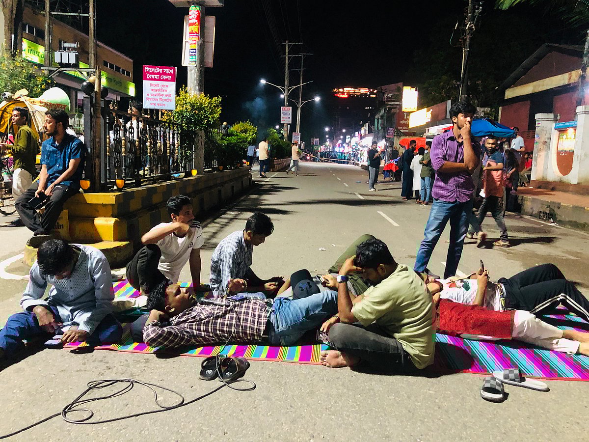 ‌সিলেটে-ঢাকা মহাসড়ক দ্রুত সংস্কারসহ সাত দফা দা‌বিতে বৃহস্প‌তিবার দুপুর থেকে অনশন কর্মসূ‌চি শুরু করেন এক তরুণ। শ‌নিবার বিকেলে সিলেটের দু‌টি সংগঠনের নেতৃবৃন্দ আন্দোলনে একাত্মতা পোষণ করে নগরের চৌহাট্টা এলাকায় সড়ক অবরোধ করে রাখেন