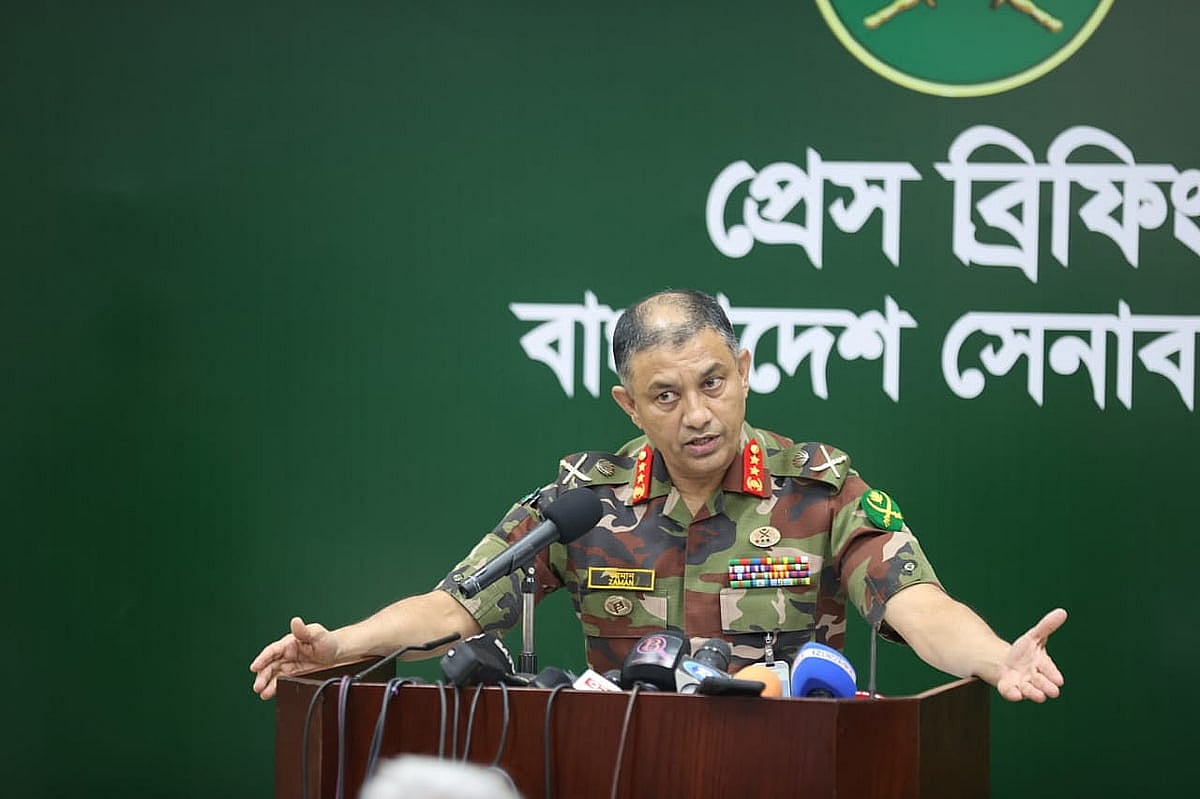 সংবাদ সম্মেলনে সেনাবাহিনীর অ্যাডজুটেন্ট জেনারেল মেজর জেনারেল মো. হাকিমুজ্জামান। ঢাকা সেনানিবাসের মেস আলফা। ১১ অক্টোবর