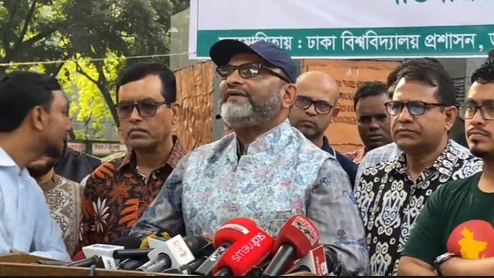 ক্যাম্পাসে পরিষ্কার-পরিচ্ছন্নতা ও মশকনিধনে বিশেষ অভিযান নিয়ে কথা বলছেন ঢাকা বিশ্ববিদ্যালয়ের উপাচার্য নিয়াজ আহমেদ খান