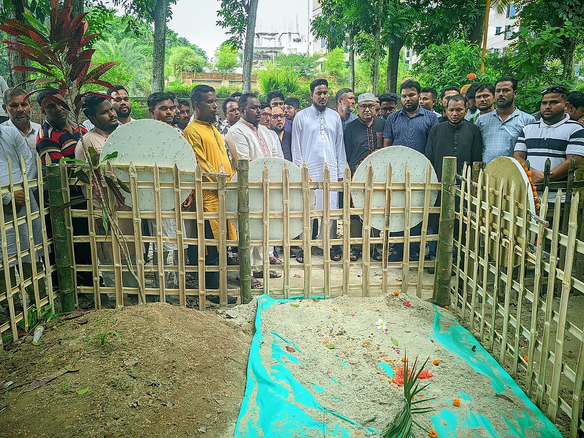 সদ্য প্রয়াত জেলা বিএনপির সদস্যসচিব আনিছুর রহমানের কবর জিয়ারত করেন জাতীয় নাগরিক পার্টির সদস্যসচিব আখতার হোসেন। আজ নগরের নুরপুর কবরস্থানে