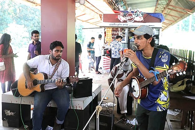 গানে গানে ভোট চাচ্ছেন এক প্রার্থী।  গত বৃহস্পতিবার দুপুরে চট্টগ্রাম বিশ্ববিদ্যালয় রেলস্টেশনে