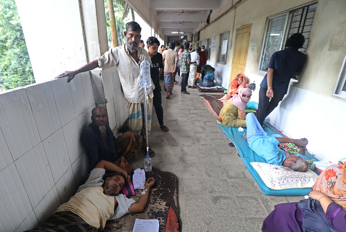 চমেক হাসপাতালের মেডিসিন ওয়ার্ডের বারান্দার মেঝেতে শয্যা পেতে চিকিৎসা দেওয়া হচ্ছে রোগীদের। গত বুধবার বেলা সাড়ে ১১টায়