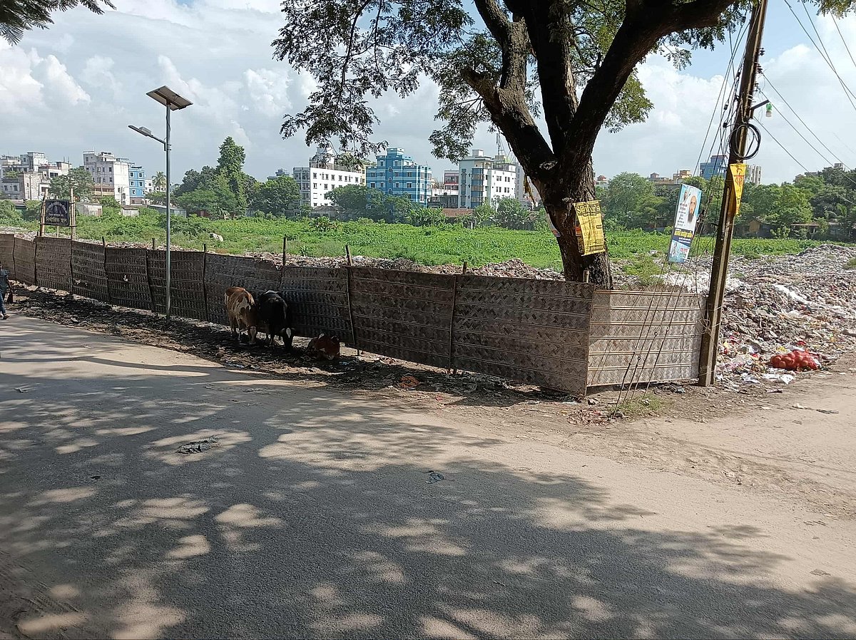 কিশোরগঞ্জের ভৈরব জংশন স্টেশন সড়কের পাশে থাকা আবর্জনার স্তূপ আড়াল করতে সড়কের পাশ দিয়ে বেড়া দেওয়া হয়েছে। গতকাল শুক্রবার দুপুরে তোলা
