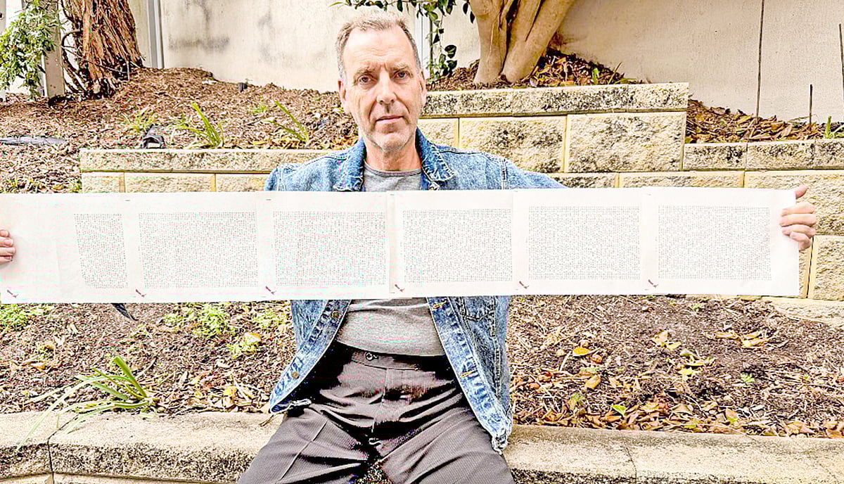 নিজের নাম লেখা কাগজ হাতে লরেন্স ওয়াটকিনস