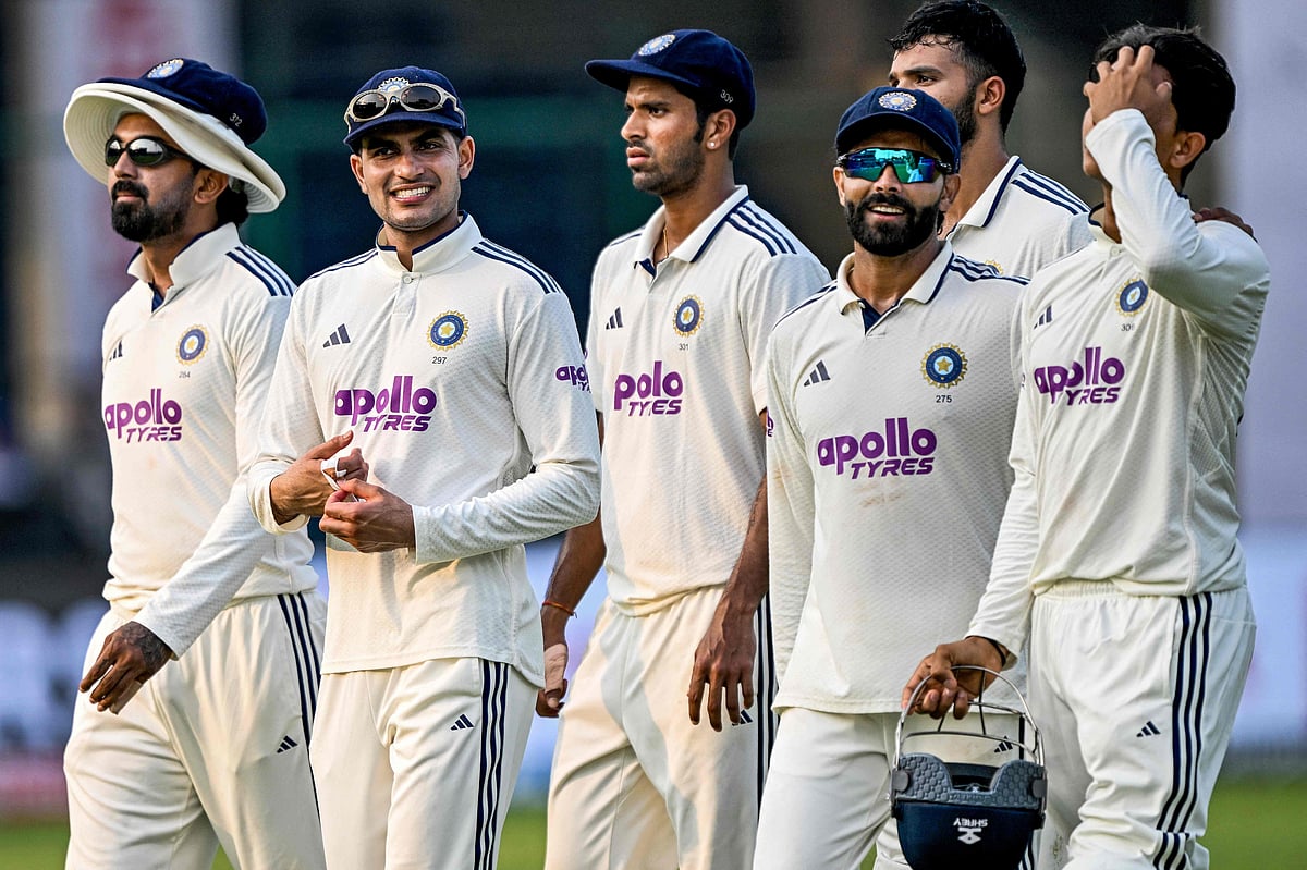 দ্বিতীয় দিনের খেলা শেষে হাসিমুখে মাঠ ছাড়ছেন ভারতের ক্রিকেটাররা