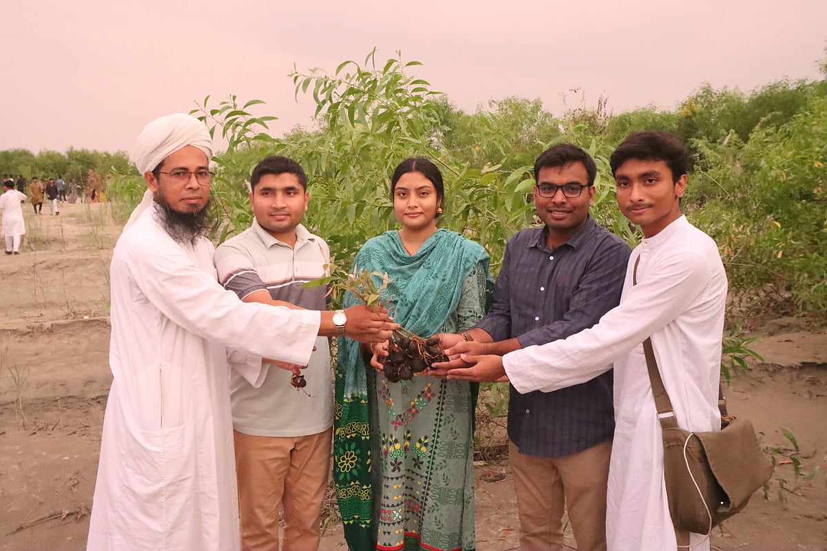 ‘মৌমাছি ও মধু পাঠশালা’র প্রতিষ্ঠাতা আকমাল মাহমুদ কনের হাতে তুলে দেন বিয়ের উপহার গাছ। গতকাল শুক্রবার বিকেলে রাজশাহীর পাঠানপাড়া এলাকার লালন শাহ মুক্তমঞ্চের পাশে পদ্মার চরে