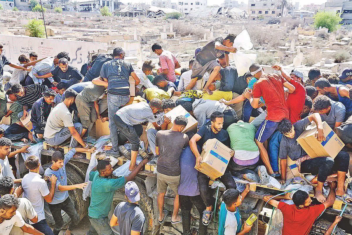 ইসরায়েল ও হামাসের মধ্যে যুদ্ধবিরতির পর গাজায় প্রবেশ করেছে ত্রাণবাহী ট্রাক। ফিলিস্তিনিরা সংগ্রহ করছেন জরুরি ত্রাণসহায়তা। গতকাল দক্ষিণ গাজার খান ইউনিসে
