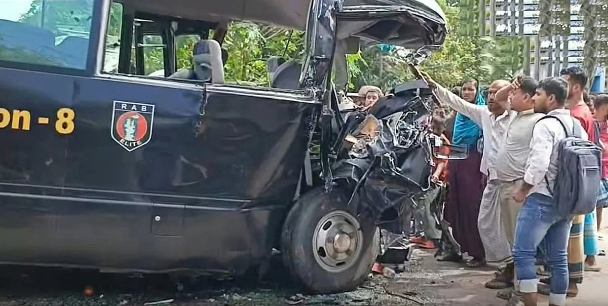 পটুয়াখালীর ফতুল্লা বাজার এলাকায় আজ শনিবার সকালে বরিশাল র‌্যাব-৮-এর কোস্টার গাড়ি ও ধানসিঁড়ি পরিবহনের বাসের মুখোমুখি সংঘর্ষ হয়