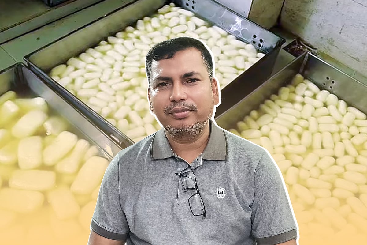 জায়হুন ডেইরি শপের মিষ্টির কারিগর মো. মহসিন ভূঁইয়া