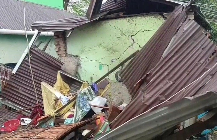 গতকাল শুক্রবার রাতে সাভার উপজেলার আশুলিয়ায় সেপটিক ট্যাংক বিস্ফোরণে বাড়ির একটি ঘরের দেয়াল ও টিনের চাল ভেঙে গেছে