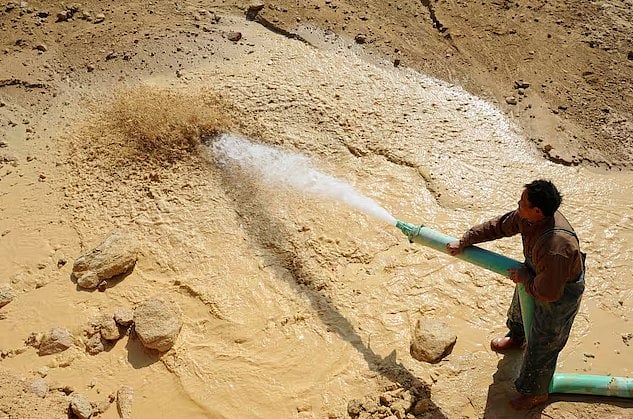 চীনের একটি দুর্লভ খনিজ ধাতুর খনিতে কাজ করছেন এক শ্রমিক