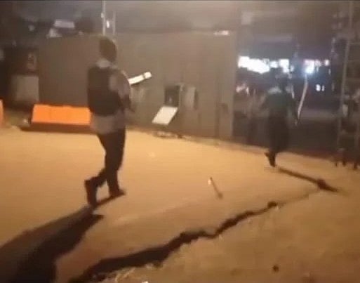 চট্টগ্রামে জিইসি কনভেনশন সেন্টারে একটি কনসার্ট চলার সময় দুই পক্ষের সংঘর্ষ শুরু হলে মিলনায়তনের গেটের সামনে জড়ো হওয়া লোকজনকে ছত্রভঙ্গ করে দেয় পুলিশ। এ সময় ভেস্ট পরা একজনকে বন্দুক হাতে এগিয়ে যেতে দেখা যায়