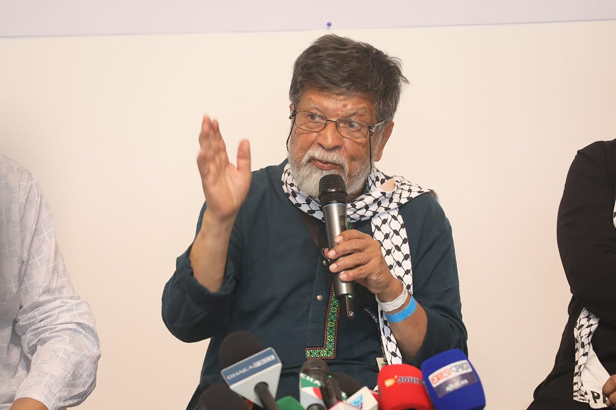 ইসরায়েলি বাহিনীর হাতে নিজের বন্দিদশার অভিজ্ঞতা তুলে ধরতে সংবাদ সম্মেলনের আয়োজন করেন আলোকচিত্রী শহিদুল আলম