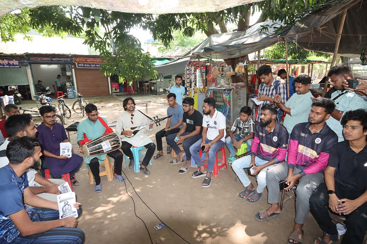 গান গেয়ে প্রচারণা চালাচ্ছেন বি এস এম আনোয়ার আমজাদ। রাজশাহী বিশ্ববিদ্যালয় পরিবহন মার্কেট এলাকায় গতকাল